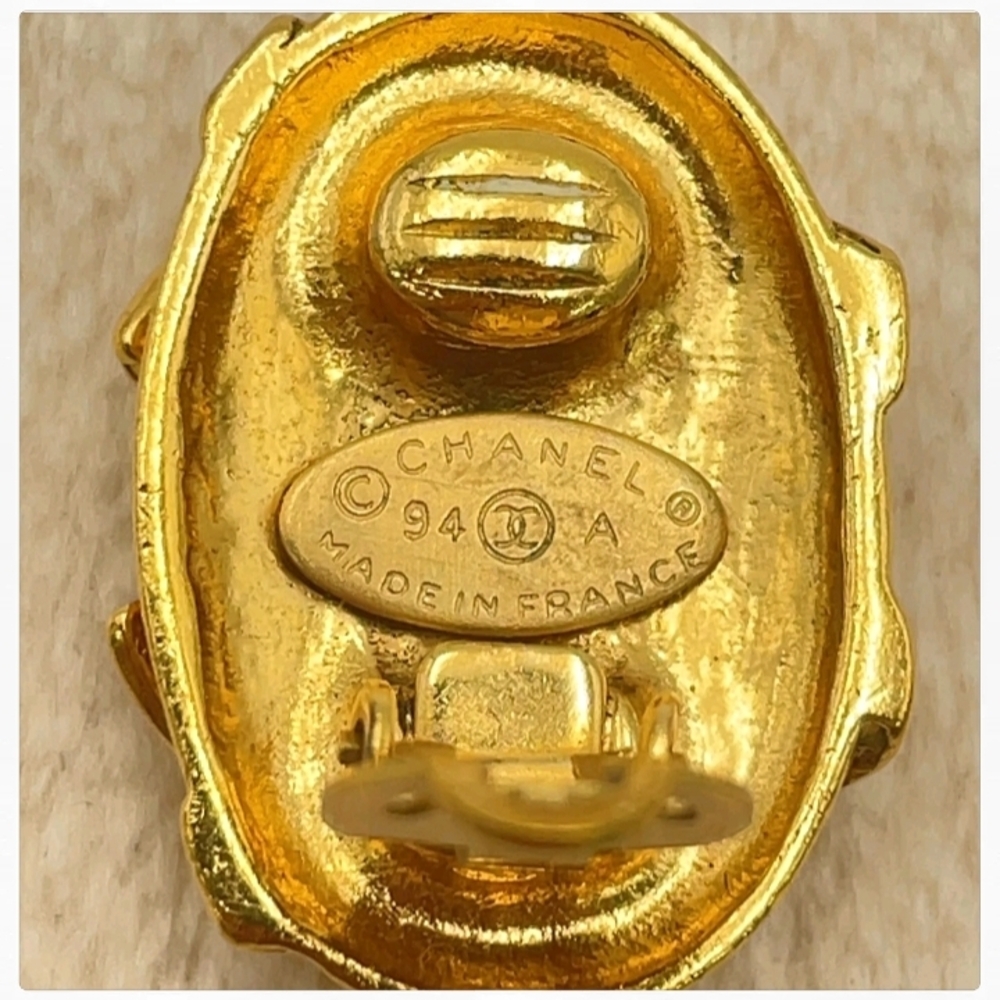 SALE! Authentic Chanel 1994 CC Coco Mark Oval Gold Plated Clip-On Earrings W Box - Picture 4 of 16